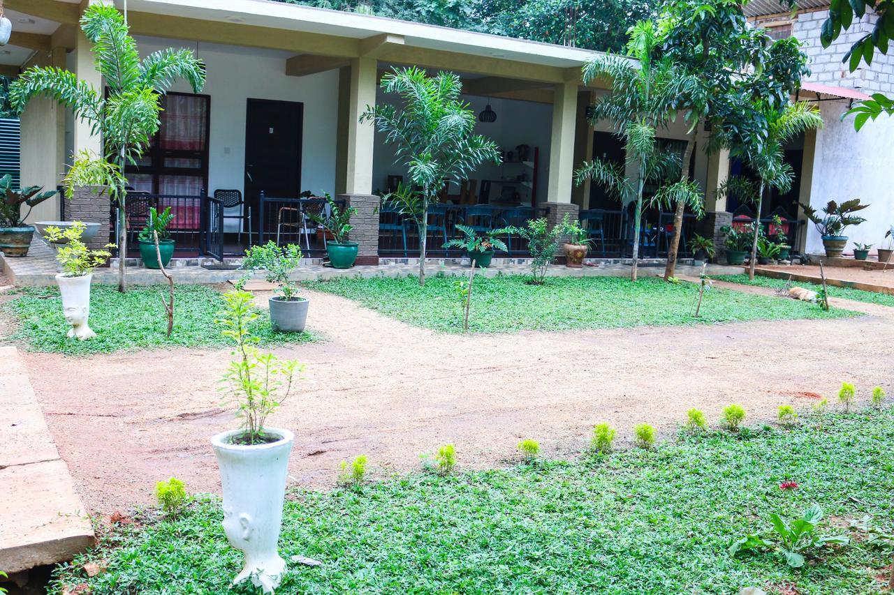 Bed & Bicycle Hostel Dambulla Esterno foto